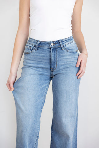 Light-wash wide-leg jeans with a flattering high-rise fit and vintage-inspired wide leg silhouette. Styled with neutral basics for a timeless look. By Judy blue