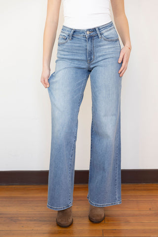 Light-wash wide-leg jeans with a flattering high-rise fit and vintage-inspired wide leg silhouette. Styled with neutral basics for a timeless look. By Judy blue
