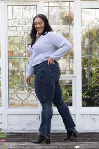 JUDY BLUE LATE NIGHTS BUTTON FLY STRAIGHT LEG DISTRESSED BOTTOM DARK WASH CURVY SIDE VIEW